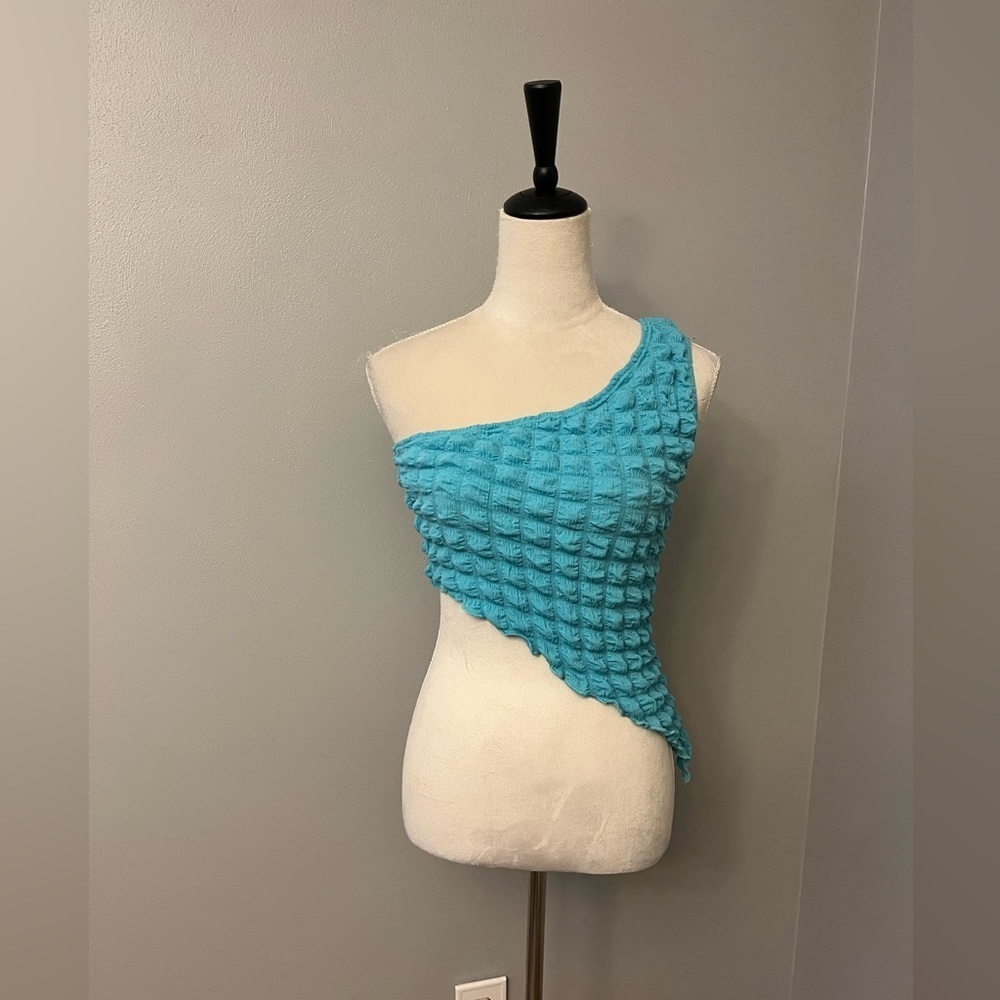 NWT PrettyLittleThing Popcorn Textured One Shoulder Asymmetric Hem Crop Top - 6
